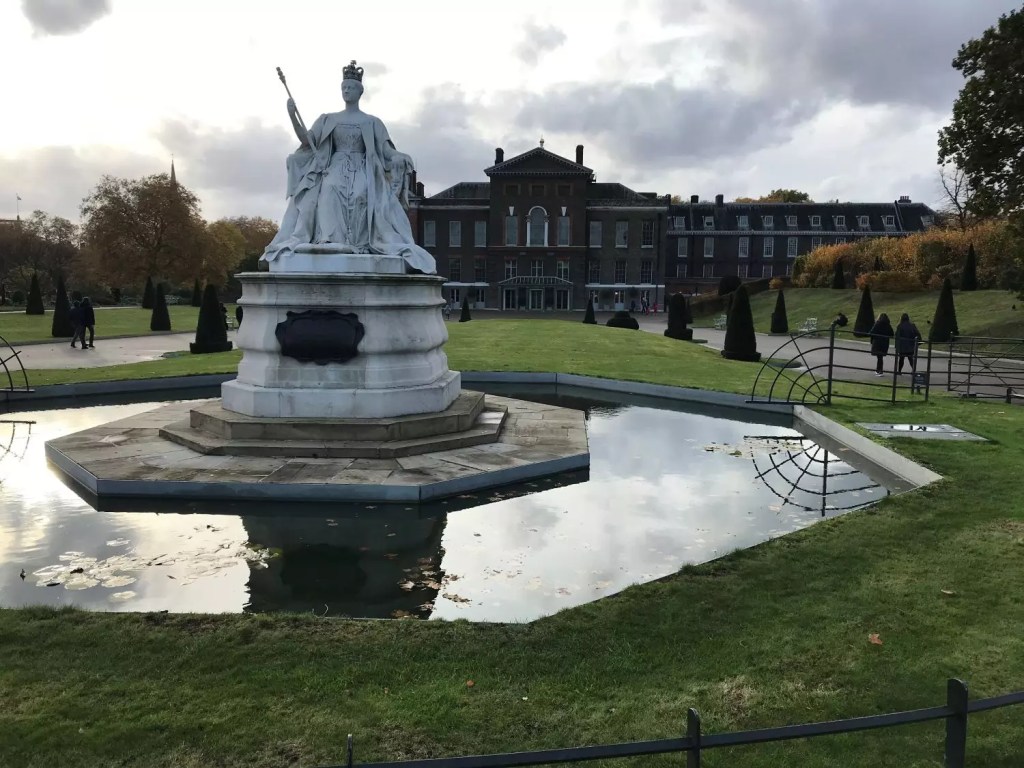 Kensington Palace Queen Victoria Statue, London Itinerary and Things To Do